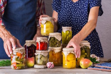 Kıdemli çift el ele tutuşup yiyecekleri sakladı.