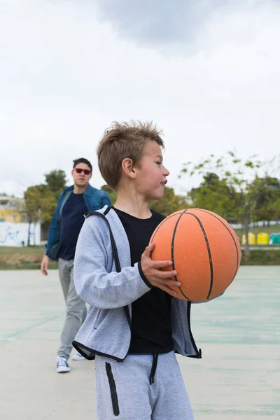 Elegante menino, adolescente está brincando com bola, ao ar livre — Fotografia de Stock