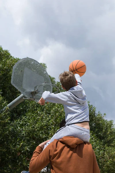 Elegante menino, adolescente está brincando com bola, ao ar livre — Fotografia de Stock