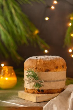 Geleneksel İtalyan Noel pastası Panettone ve şenlik süslemeleri 