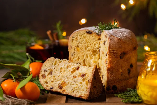 Traditioneller italienischer Weihnachtskuchen Panettone mit festlicher Dekoration — Stockfoto