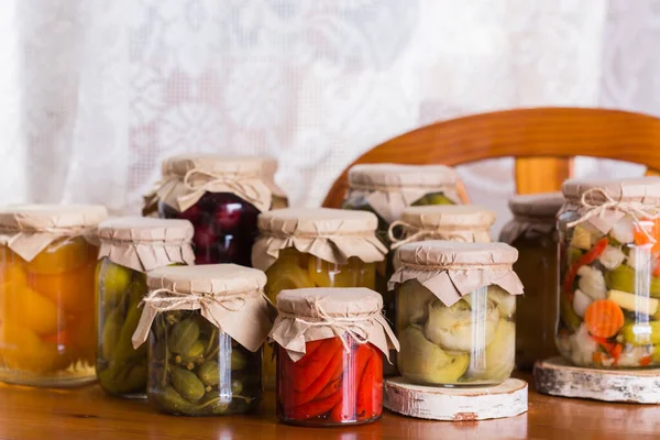 Conserve fatte in casa, alimenti fermentati, sottaceti, verdure marinate, composta di frutta — Foto Stock