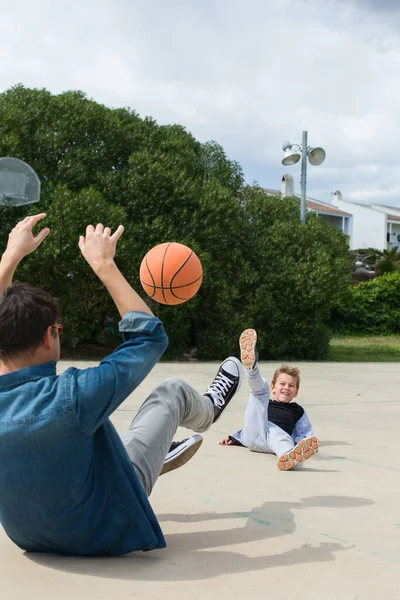 Elegante menino, adolescente está brincando com bola, ao ar livre — Fotografia de Stock