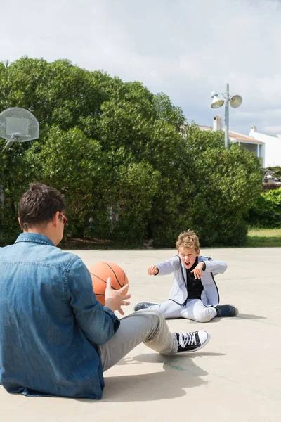 Elegante menino, adolescente está brincando com bola, ao ar livre — Fotografia de Stock