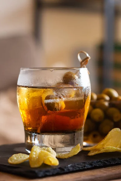 Vermut, olívabogyó, sült krumpli az asztalon otthon — Stock Fotó