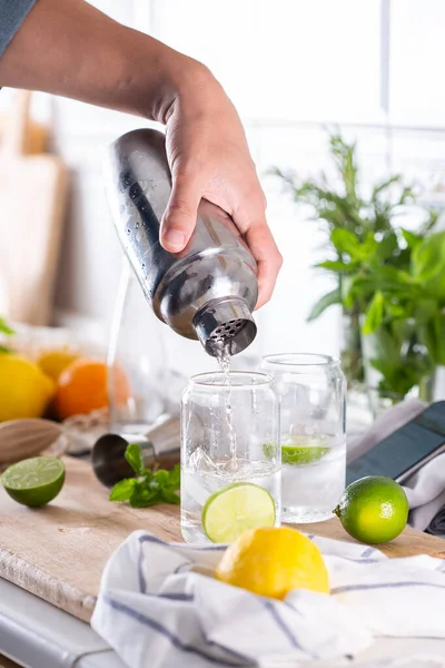 Mixologist fazendo coquetel refrescante com seltzer duro em casa — Fotografia de Stock