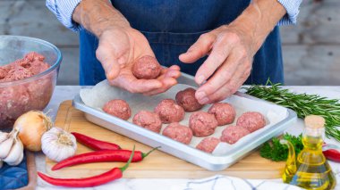 Evde çiğ et ve domuz pirzolası hazırlıyorum.