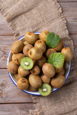 Masada taze organik yeşil kivi, hasat, toplama