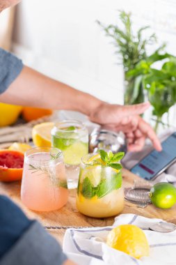 Karışım uzmanı evde sert sodayla ferahlatıcı kokteyller hazırlıyor.