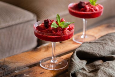 Evde dinlenmek için buzlu içecek ya da buzlu kokteyl.