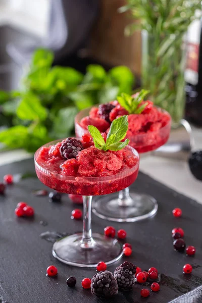 Cocktail lamacento ou slushie para relaxar à tarde em casa — Fotografia de Stock