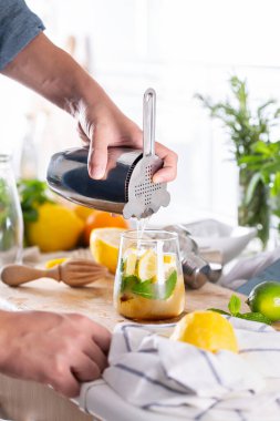 Karışım uzmanı evde sert maden suyu ile ferahlatıcı bir kokteyl hazırlıyor.