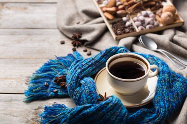 Bir fincan kahveyle mevsimlik sonbahar kompozisyonu