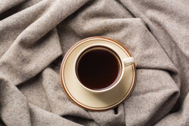 Bir fincan kahveyle mevsimlik sonbahar kompozisyonu