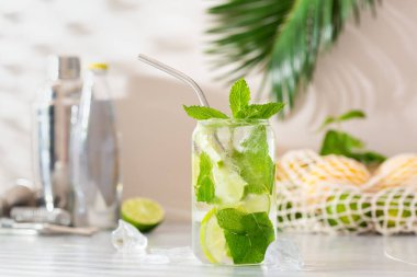 Yaz serinletici gölgeli sert maden suyu kokteyli