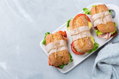 Jambon, marul ve domatesli taze çavdar ekmekli sandviç.