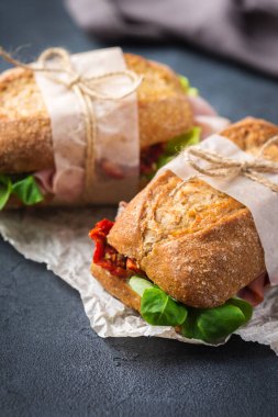 Jambon, marul ve domatesli taze çavdar ekmekli sandviç.