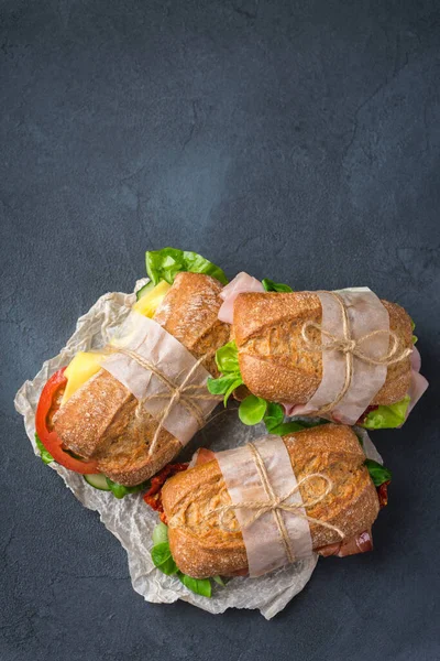 Frisches Roggenbrot-Sandwich mit Schinken, Salat und Tomaten — Stockfoto