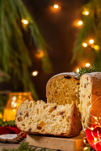 Традиционный итальянский рождественский торт Panettone с праздничными украшениями — стоковое фото