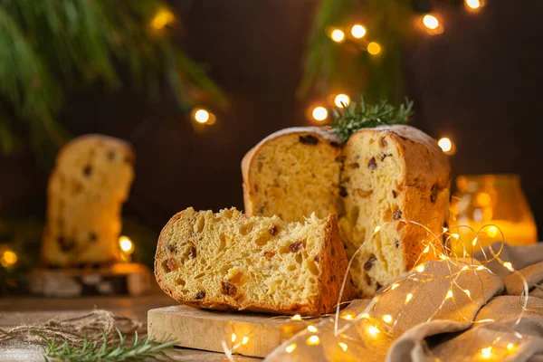Traditioneller italienischer Weihnachtskuchen Panettone mit festlicher Dekoration — Stockfoto