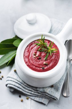 Mevsimlik sonbahar kremalı pancar çorbası.