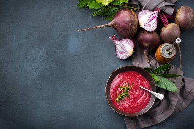 Mevsimlik sonbahar kremalı pancar çorbası.