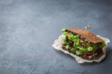 Jambon, marul ve domatesli taze çavdar ekmekli sandviç.