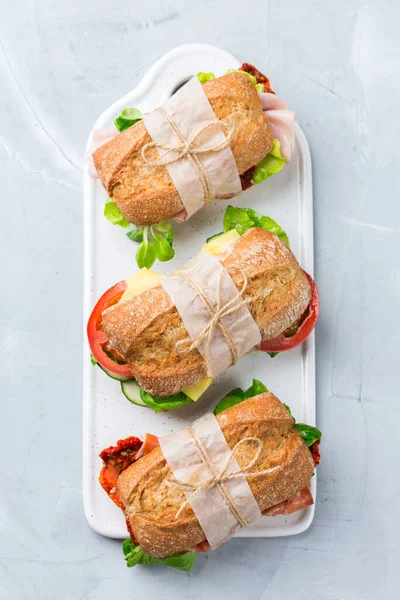 Свіжий бутерброд з житнього хліба з шинкою, салатом та помідорами — стокове фото