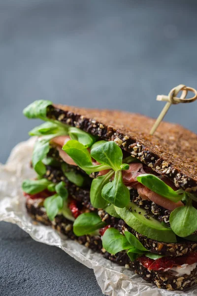 Frisches Roggenbrot-Sandwich mit Schinken, Salat und Tomaten — Stockfoto