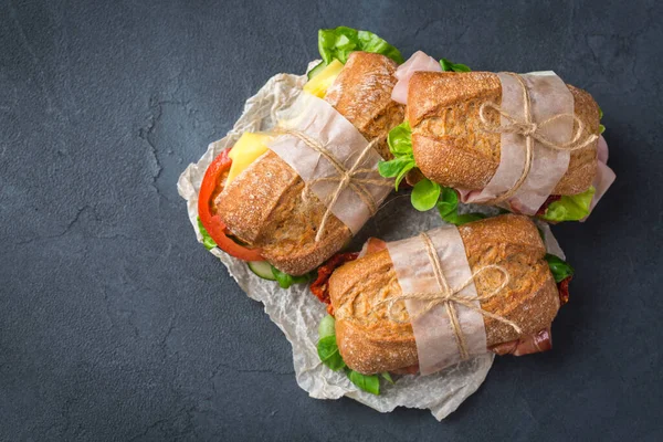 Frisches Roggenbrot-Sandwich mit Schinken, Salat und Tomaten — Stockfoto