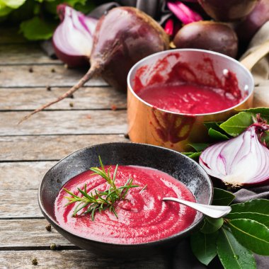 Mevsimlik sonbahar kremalı pancar çorbası.