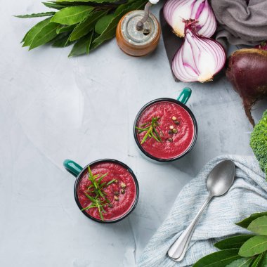 Mevsimlik sonbahar kremalı pancar çorbası.