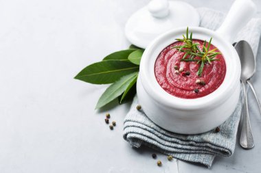 Mevsimlik sonbahar kremalı pancar çorbası.