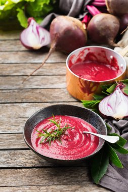 Mevsimlik sonbahar kremalı pancar çorbası.