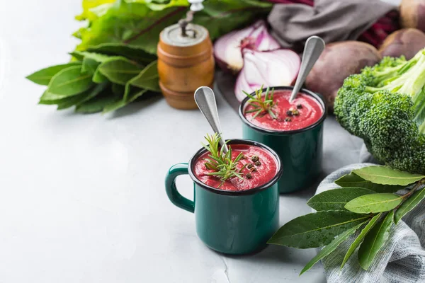 秋天的季节奶油甜菜汤放在桌上 — 图库照片