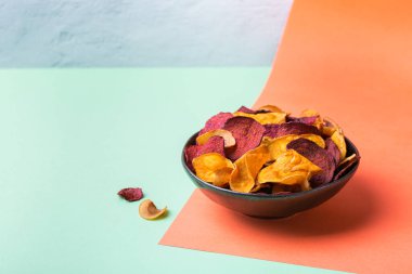 Kurutulmuş sebze, kurutulmuş tatlı patates, havuç, pancar cipsi, aperatif.