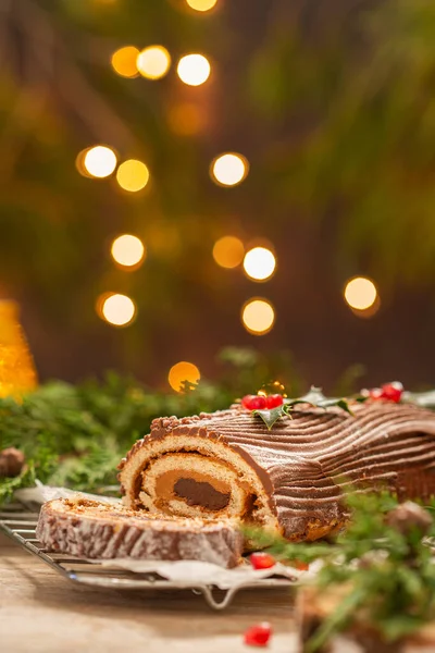 Традиционный рождественский торт, шоколадное полено с праздничными украшениями — стоковое фото