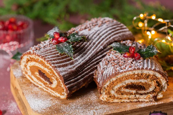 Traditionele kerstcake, chocolade Yule log met feestelijke decoraties — Stockfoto