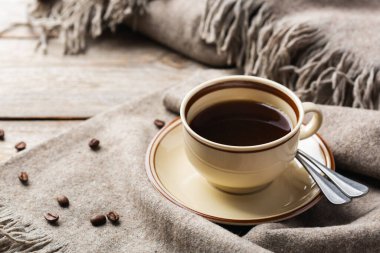 Bir fincan kahveyle mevsimlik sonbahar kompozisyonu