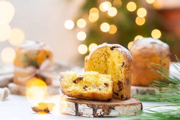 Traditionell italiensk julkaka Panettone med festliga dekorationer — Stockfoto