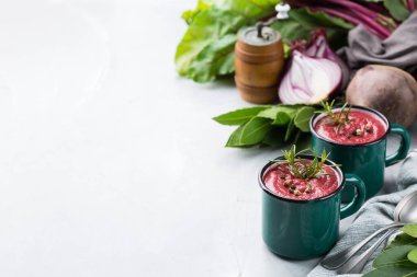 Mevsimlik sonbahar kremalı pancar çorbası.