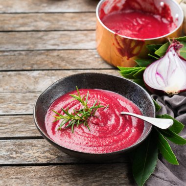 Mevsimlik sonbahar kremalı pancar çorbası.