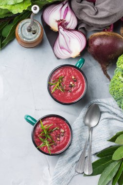 Mevsimlik sonbahar kremalı pancar çorbası.