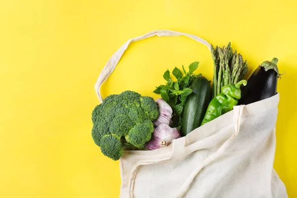 Borsa a rete con verdure. Zero rifiuti, concetto di plastica libera — Foto Stock