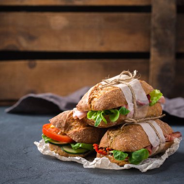 Jambon, marul ve domatesli taze çavdar ekmekli sandviç.