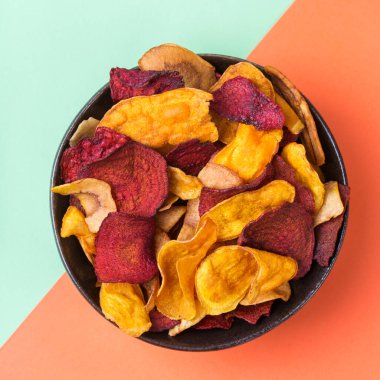 Kurutulmuş sebze, kurutulmuş tatlı patates, havuç, pancar cipsi, aperatif.