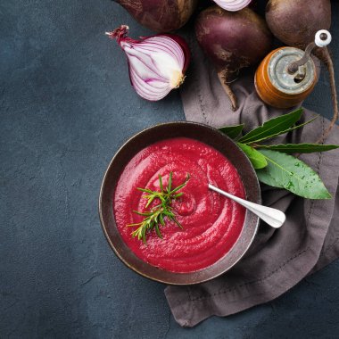 Mevsimlik sonbahar kremalı pancar çorbası.