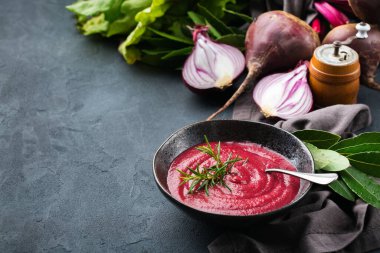 Mevsimlik sonbahar kremalı pancar çorbası.