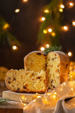 Geleneksel İtalyan Noel pastası Panettone ve şenlik süslemeleri 