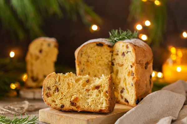 Tradycyjne włoskie ciasto świąteczne Panettone z dekoracjami świątecznymi — Zdjęcie stockowe